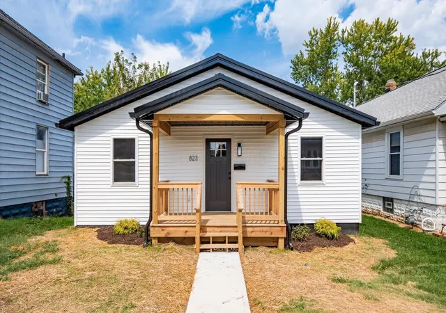 Photo 3 of Single family home for sale at 823 Race St, Zanesville, OH 43701 | MLS# 226033364 | Listing updated on 2026-09-14
