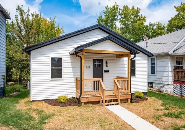Photo 3 of Single family home for sale at 823 Race St, Zanesville, OH 43701 | MLS# 226033364 | Listing updated on 2026-10-19