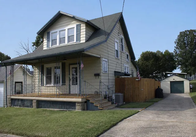 Photo 2 of Single family home for sale at 821 Caldwell St, Zanesville, OH 43701 | MLS# 226033393 | Listing updated on 2026-09-02