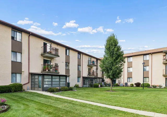 Listing Photo 2 - Condo for sale in building located at 5885 Beechcroft Rd, Columbus, OH 43229 - Unit #302