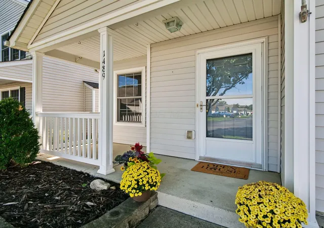 Listing Photo 2 - Condo for sale in building located at 1489 Sarin St, Columbus, OH 43240