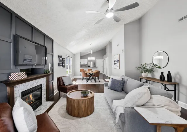 Listing Photo 4 - Condo for sale in building located at 1489 Sarin St, Columbus, OH 43240