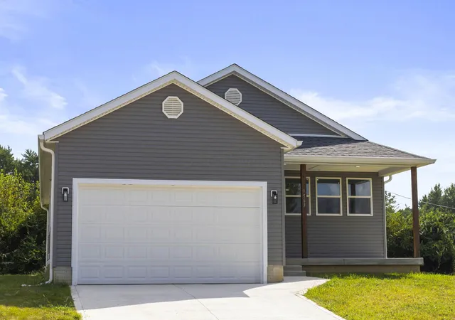 Photo 3 of Single family home for sale at 1563 Metcalfe Ave, Obetz, OH 43207 | MLS# 226033569 | Listing updated on 2026-10-06
