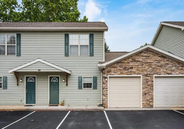 Photo 2 of Condo for sale at 133 N Terrace Ave #B, Newark, OH 43055 | MLS# 226033701 | Listing updated on 2026-09-04