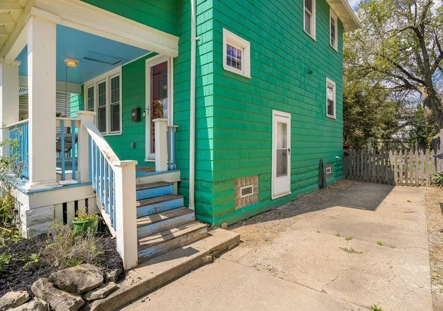 Photo 4 of Single family home for sale at 570 E Weber Rd, Columbus, OH 43202 | MLS# 226033786 | Listing updated on 2026-09-17