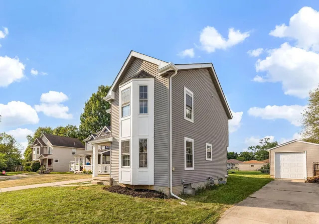 Photo 3 of Single family home for sale at 1572 Hanford St, Columbus, OH 43206 | MLS# 226033780 | Listing updated on 2026-09-14