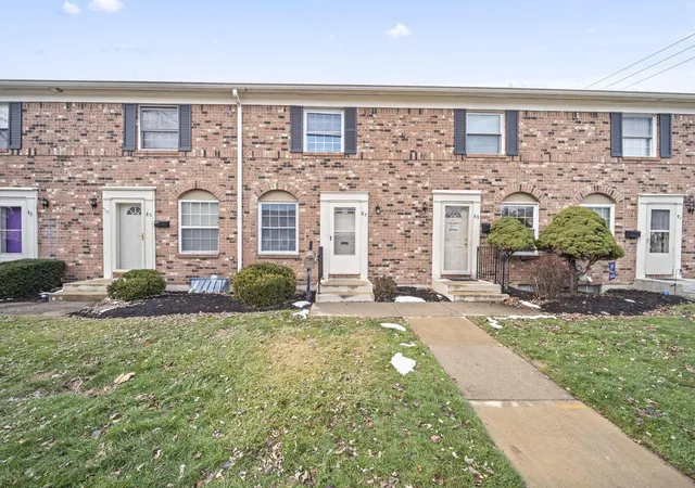 Listing Photo 5 - Condo for sale in building located at 87 Tarryton Ct W, Columbus, OH 43228 - Unit #18D