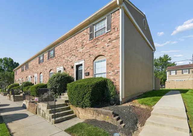 Listing Photo 2 - Condo for sale in building located at 135 Tarryton Ct E, Columbus, OH 43228 - Unit #5A