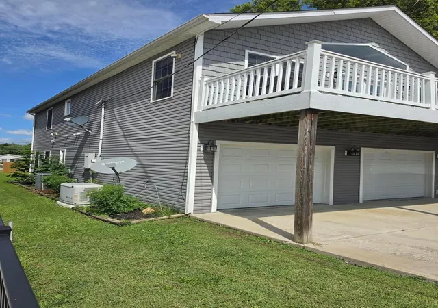 Photo 3 of Single family home for sale at 4 Rosebraugh Cir E, Buckeye Lake, OH 43008 | MLS# 226033871 | Listing updated on 2026-10-01