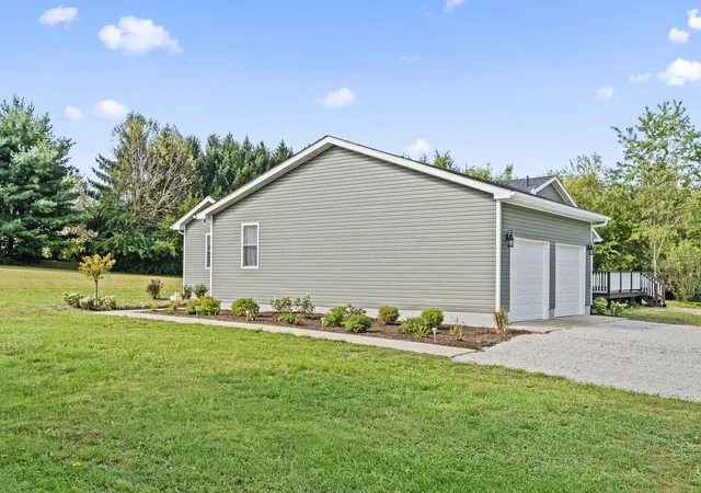 Photo 3 of Single family home for sale at 27695 Campbell Rd, Circleville, OH 43113 | MLS# 226033892 | Listing updated on 2026-10-19