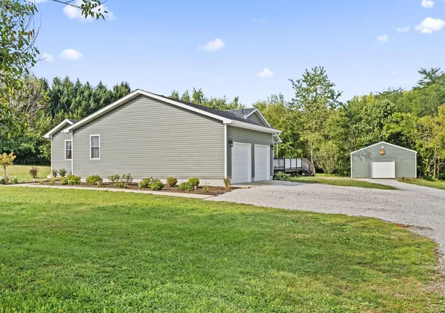 Photo 4 of Single family home for sale at 27695 Campbell Rd, Circleville, OH 43113 | MLS# 226033892 | Listing updated on 2026-10-19
