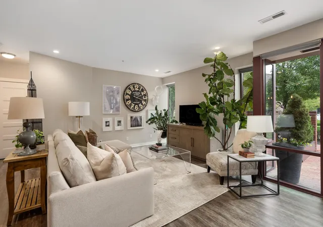 Listing Photo 2 - Condo for sale in building located at 371 Auden Ave, Columbus, OH 43215