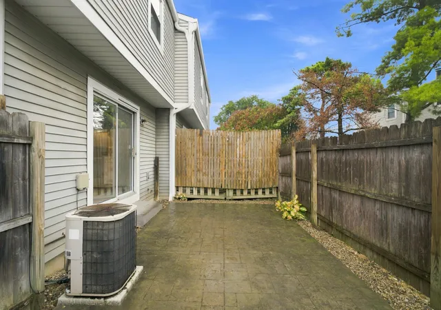 Listing Photo 2 - Condo for sale in building located at 844 Pine Wy Dr, Columbus, OH 43085 - Unit #D4