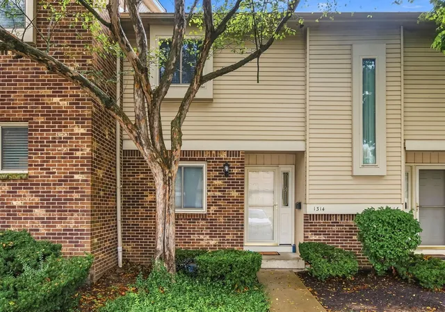 Listing Photo 2 - Condo for sale in building located at 1314 Coronado Blvd W, Reynoldsburg, OH 43068 - Unit #11-3