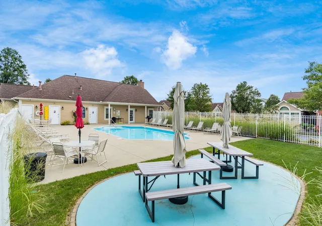 Listing Photo 2 - Condo for sale in building located at 4654 Collingville Wy, Columbus, OH 43230 - Unit #21