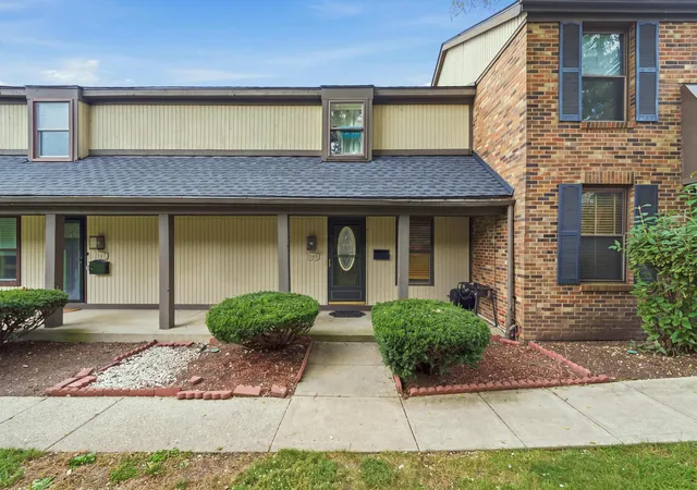 Listing Photo 1 - Condo for sale in building located at 1595 Hallworth Ct, Columbus, OH 43232 - Unit #