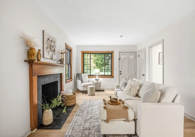 Photo 2 of Single family home for sale at 1978 Stratford Way, Columbus, OH 43219 | MLS# 226034199 | Listing updated on 2026-10-31