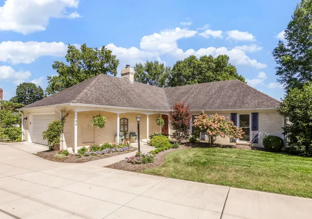 Photo 2 of Single family home for sale at 890 Lookout Point Dr, Columbus, OH 43235 | MLS# 226034404 | Listing updated on 2026-09-14