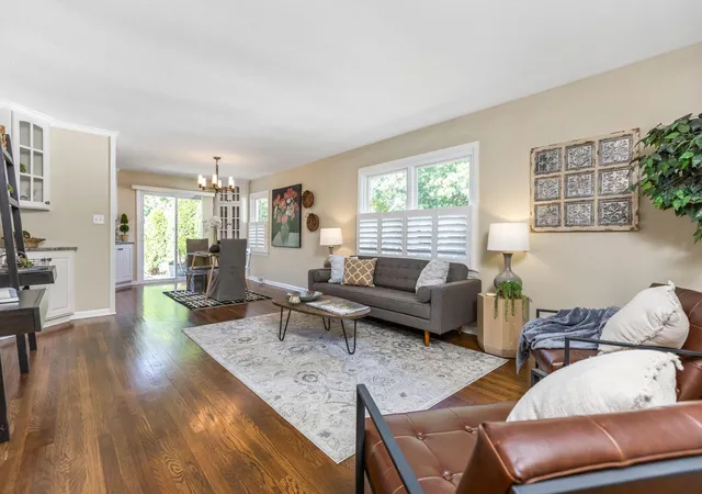 Photo 2 of Single family home for sale at 890 Lookout Point Dr, Columbus, OH 43235 | MLS# 226034404 | Listing updated on 2026-10-16