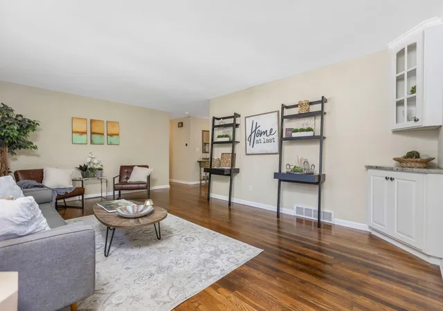 Photo 4 of Single family home for sale at 890 Lookout Point Dr, Columbus, OH 43235 | MLS# 226034404 | Listing updated on 2026-10-16