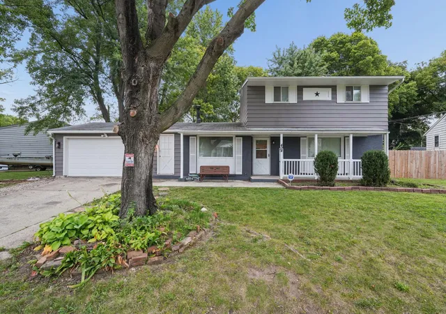 Photo 3 of Single family home for sale at 404 Benson Dr, Groveport, OH 43125 | MLS# 226034084 | Listing updated on 2026-09-14