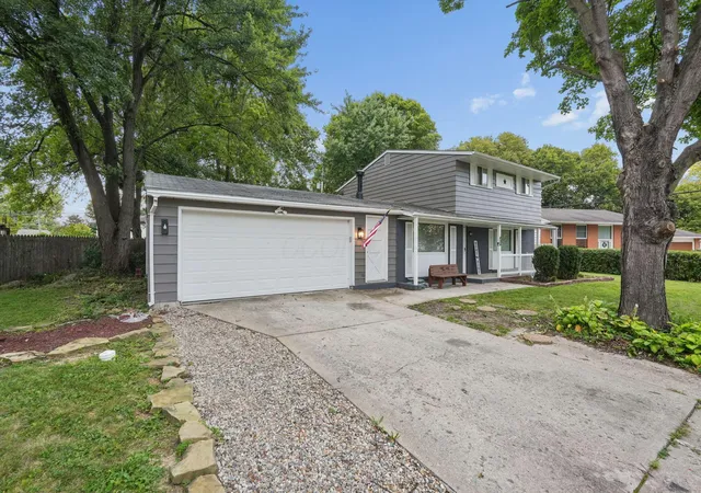 Photo 3 of Single family home for sale at 404 Benson Dr, Groveport, OH 43125 | MLS# 226034084 | Listing updated on 2026-09-14