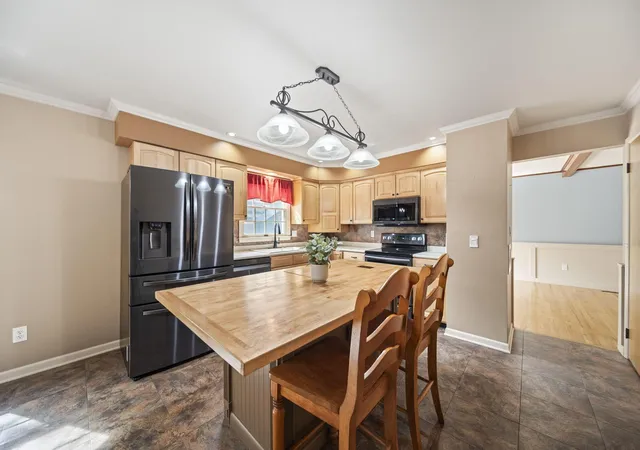 Photo 4 of Single family home for sale at 6909 Ardelle Dr, Reynoldsburg, OH 43068 | MLS# 226034085 | Listing updated on 2026-09-15