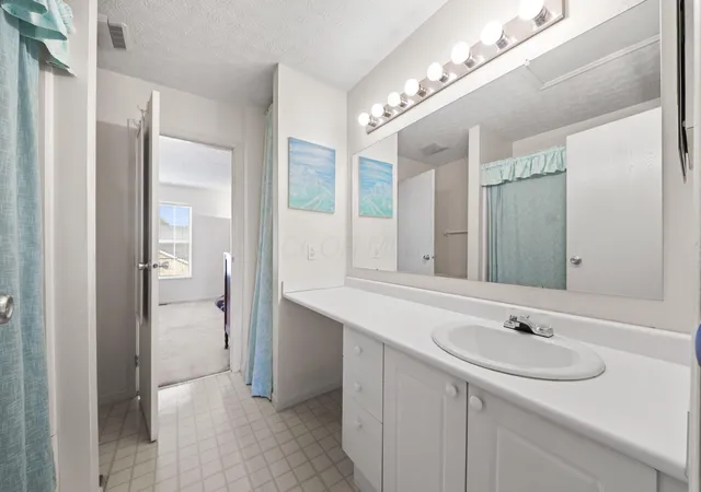 Listing Photo 2 - Condo for sale in building located at 4631 Shalers Dr, Columbus, OH 43228