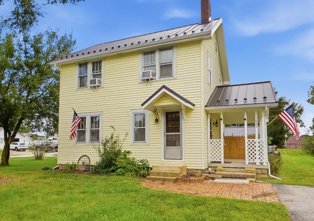 Photo 2 of Single family home for sale at 1024 Springlawn Ave, Harrisburg, OH 43126 | MLS# 226034182 | Listing updated on 2026-09-28