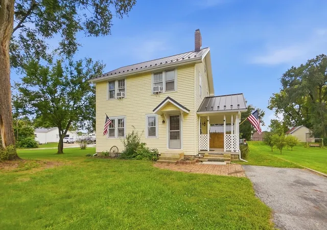 Photo 3 of Single family home for sale at 1024 Springlawn Ave, Harrisburg, OH 43126 | MLS# 226034182 | Listing updated on 2026-09-28