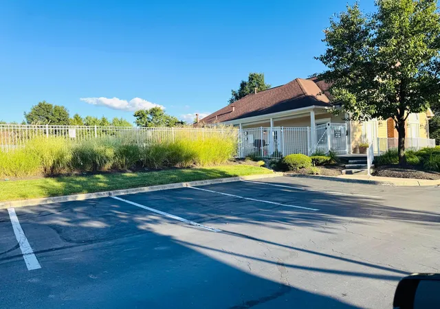 Listing Photo 2 - Condo for sale in building located at 4666 Wenham Park, Columbus, OH 43230 - Unit #28