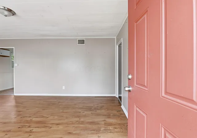 Photo 3 of Single family home for sale at 1091 S Ashburton Rd, Columbus, OH 43227 | MLS# 226034361 | Listing updated on 2026-09-11