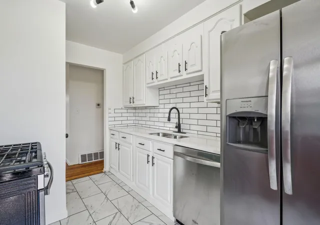 Photo 4 of Single family home for sale at 1880 Fairwood Ave, Columbus, OH 43207 | MLS# 226034654 | Listing updated on 2026-09-11