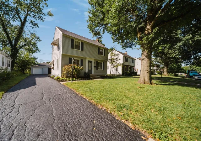 Photo 4 of Single family home for sale at 143 E Weisheimer Rd, Columbus, OH 43214 | MLS# 226034368 | Listing updated on 2026-09-15