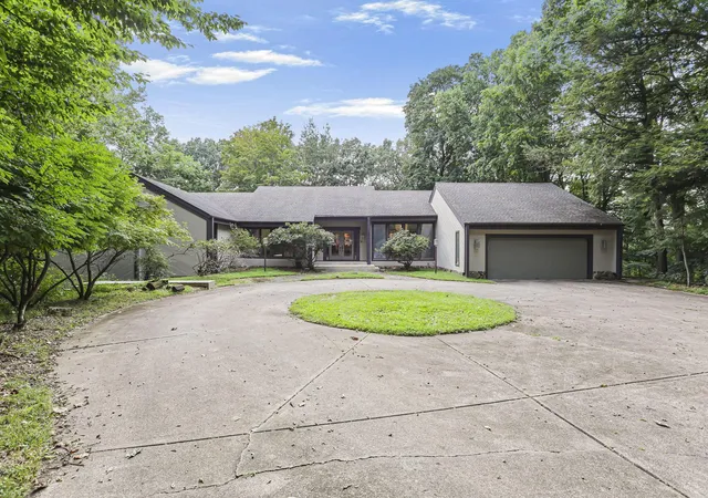 Photo 3 of Single family home for sale at 130 Dogwood Ln, Lancaster, OH 43130 | MLS# 226034653 | Listing updated on 2026-09-18