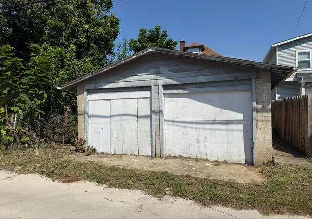 Listing Photo 2 - Condo for sale in building located at 1621 Harvard Ave, Columbus, OH 43203 - Unit #