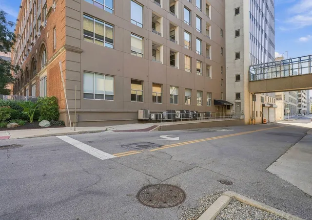 Listing Photo 2 - Condo for sale in building located at 221 N Front St, Columbus, OH 43215 - Unit #601