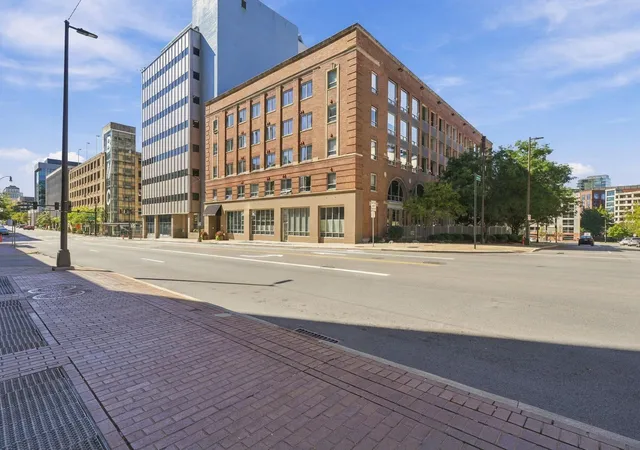Listing Photo 3 - Condo for sale in building located at 221 N Front St, Columbus, OH 43215 - Unit #601