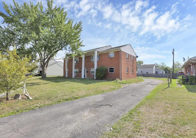 Photo 2 of Townhouse for sale at 690 Kingsford Rd, Columbus, OH 43204 | MLS# 226036168 | Listing updated on 2026-10-09