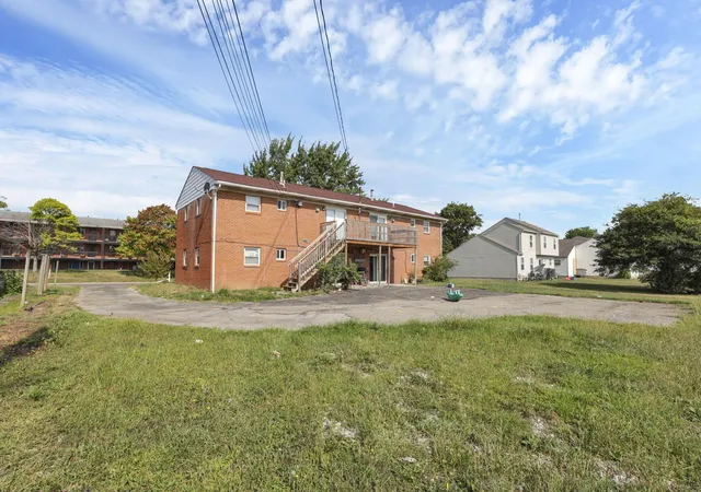 Photo 3 of Townhouse for sale at 690 Kingsford Rd, Columbus, OH 43204 | MLS# 226036168 | Listing updated on 2026-10-09