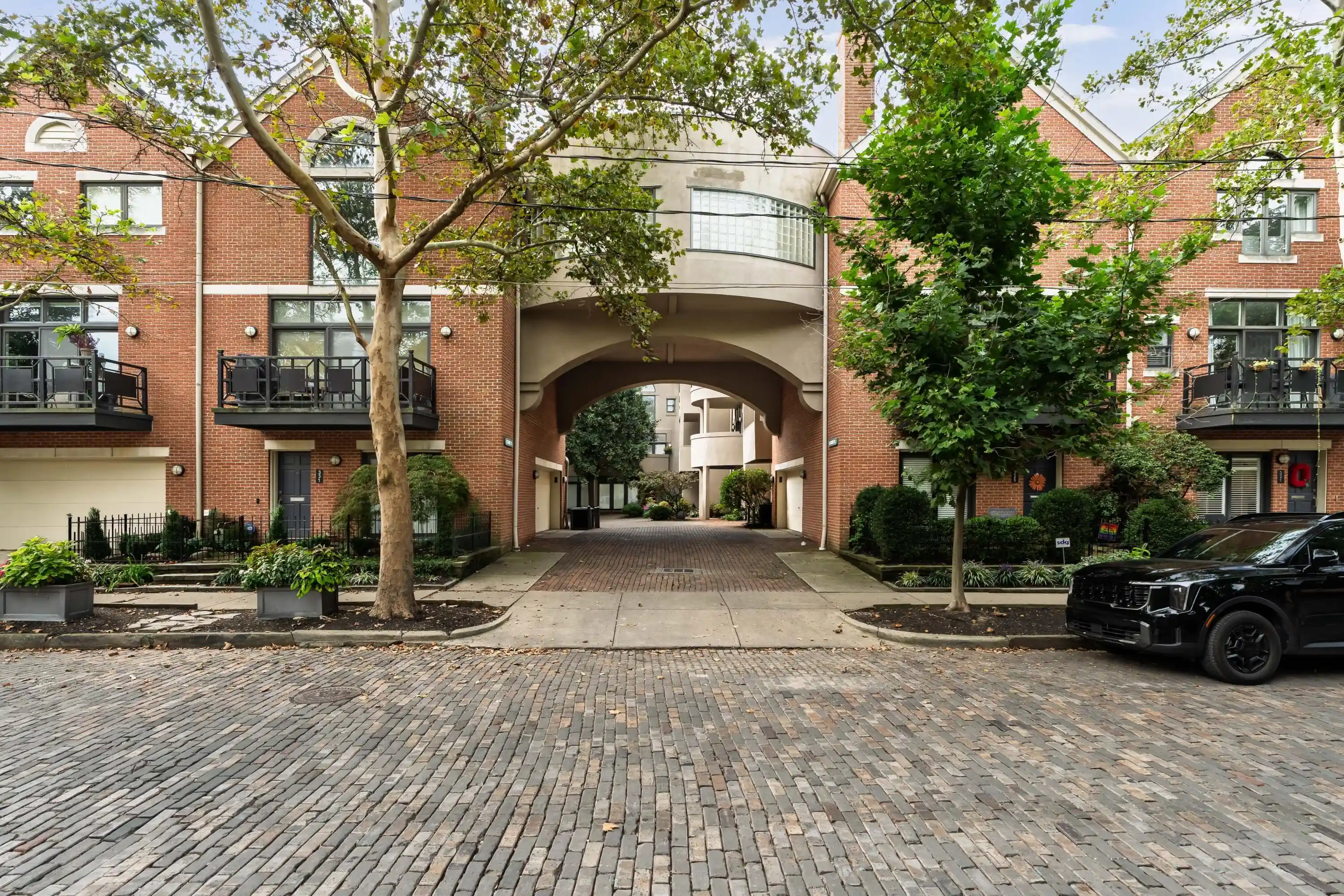 Listing Photo 1 - Condo for sale in 712 Sycamore Pl located at 712 Sycamore Pl, Columbus, OH 43206 - Unit 712 Sycamore Pl