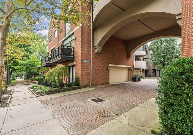 Listing Photo 2 - Condo for sale in building located at 712 Sycamore Pl, Columbus, OH 43206