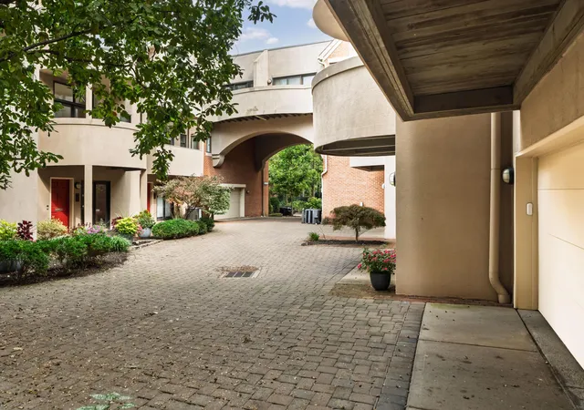 Listing Photo 3 - Condo for sale in building located at 712 Sycamore Pl, Columbus, OH 43206