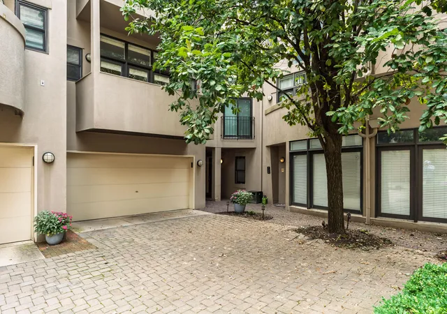 Listing Photo 4 - Condo for sale in building located at 712 Sycamore Pl, Columbus, OH 43206