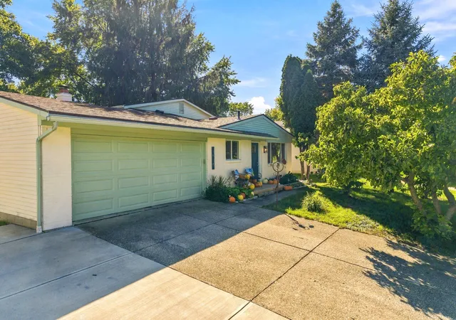 Photo 4 of Single family home for sale at 1945 Shallowford Ave, Columbus, OH 43235 | MLS# 226036576 | Listing updated on 2026-10-05