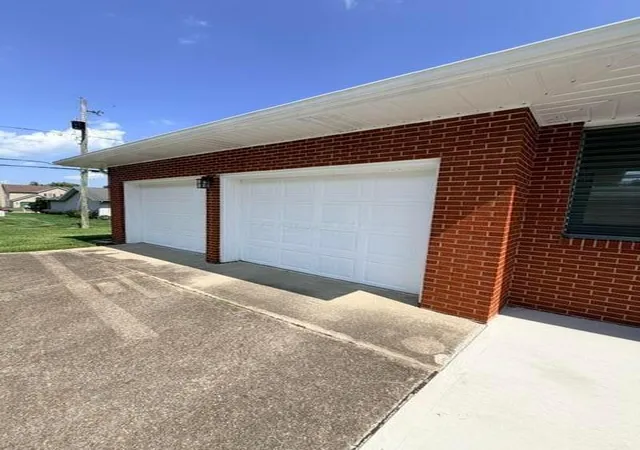 Photo 2 of Single family home for sale at 958 Shaw Dr, Newark, OH 43055 | MLS# 226034643 | Listing updated on 2026-09-11