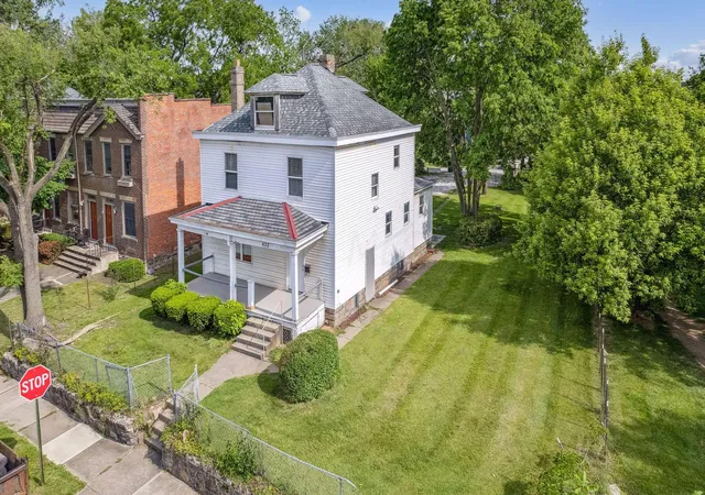 Photo 4 of Single family home for sale at 422 Chittenden Ave, Columbus, OH 43201 | MLS# 226034729 | Listing updated on 2026-09-11
