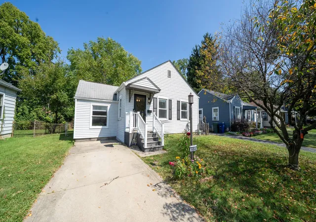 Single family home for sale at 804 Melrose Ave, Columbus, OH 43224 | MLS# 226034825