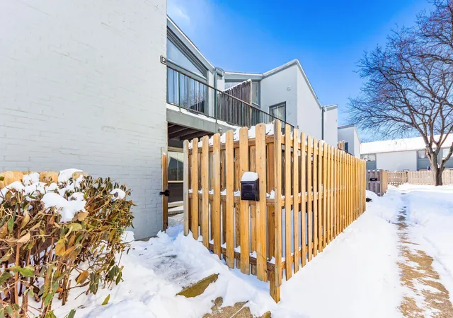 Listing Photo 4 - Condo for sale in building located at 1126 Merrimar Cir N, Columbus, OH 43220 - Unit #H