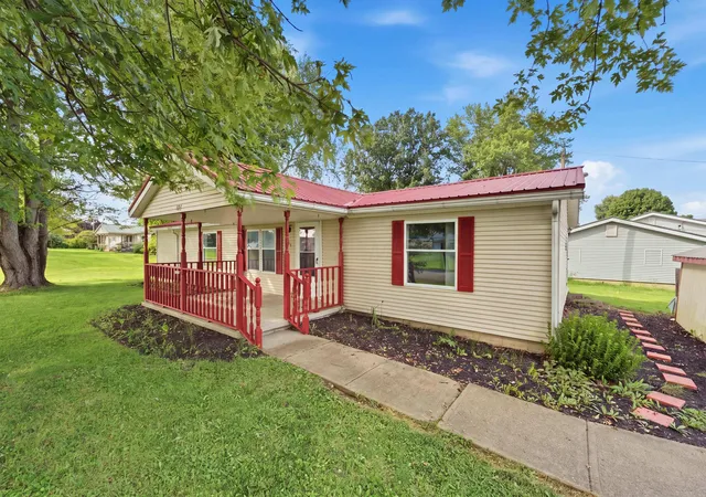 Photo 2 of Single family home for sale at 105 Beard St, Frazeysburg, OH 43822 | MLS# 226034787 | Listing updated on 2026-09-14